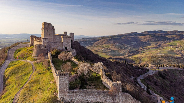 Rocca Maggiore si tinge di rosso contro la minaccia nucleare &copy; Creative Commons