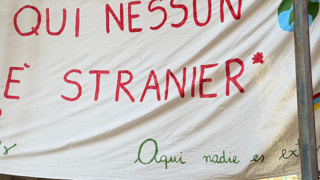 Scuola Daneo: ricollocato lo striscione 'Qui nessun* &egrave; stranier ... &copy; Creative Commons