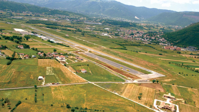 Aeroporto dei Parchi di L'Aquila preziosa "Risorsa Areale" come ... &copy; Creative Commons
