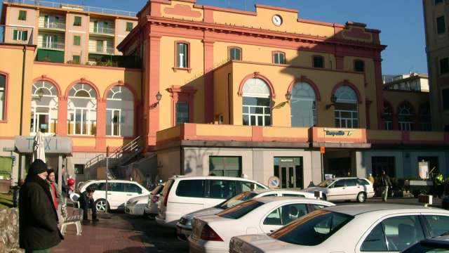 File:Rapallo (GE) - stazione ferroviaria - fabbricato viaggiatori ... &copy; Creative Commons