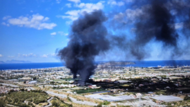 Milazzo, grosso incendio in un vivaio: colonna di fumo nero ... &copy; Creative Commons