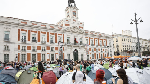 Centinaia di manifestanti accampati in Puerta del Sol a Madrid per ... &copy; Creative Commons