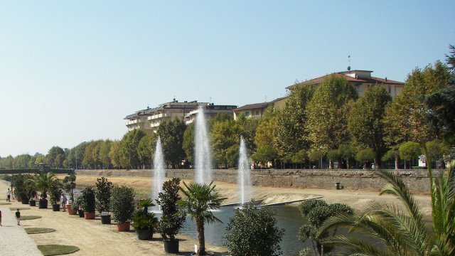 File:Pescia - Lungo fiume - panoramio - gian luca bucci.jpg ... &copy; Creative Commons