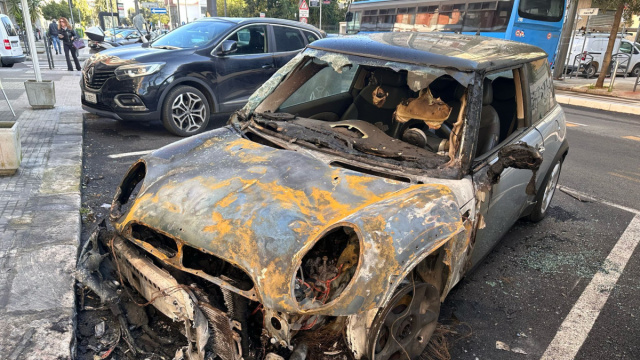 In fiamme una Mini Cooper nella notte a Lecce, indaga la Polizia ... &copy; Creative Commons