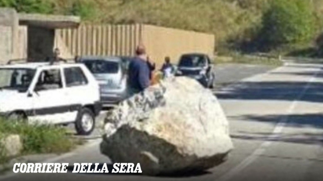 Basilicata, un enorme sasso si stacca dal roccione e finisce sulla ... &copy; Creative Commons