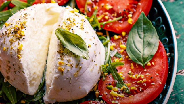 Come si fa la Mozzarella di Bufala: un'arte culinaria italiana &copy; Creative Commons