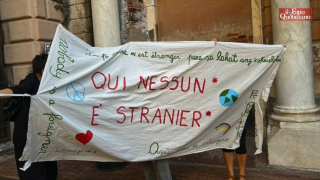 Decreto Valditara stranieri, polizia rimuove striscione dei ... &copy; Creative Commons