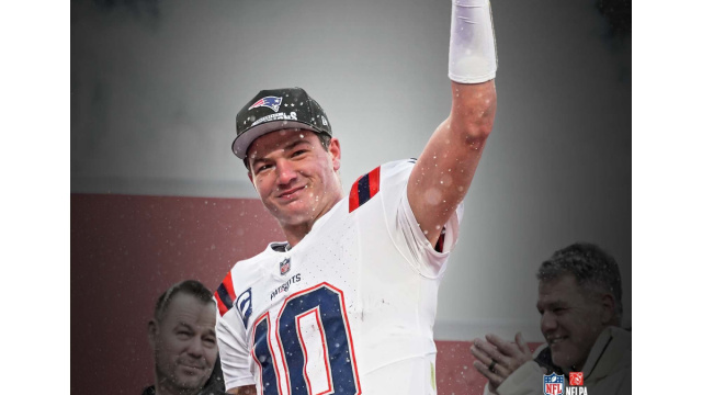 Drake Maye, giocatore non firmato dei New England Patriots, tiene ... &copy; Creative Commons
