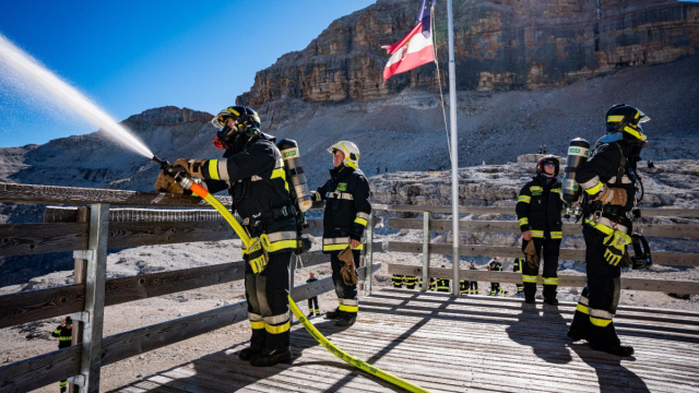 Fiamme al rifugio Bo&egrave;. Esercitazione dei Vvf di Canazei &copy; Creative Commons