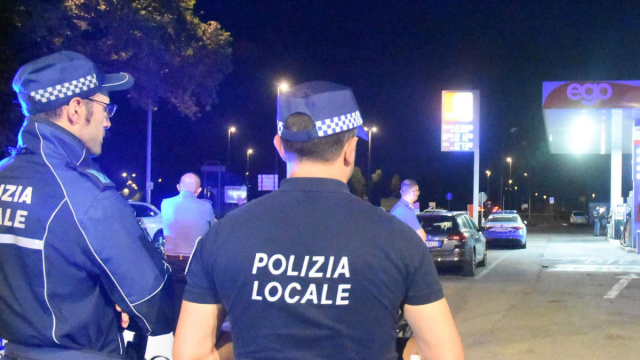 Reggio Emilia, aggredisce donna al distributore poi investe 2 ... &copy; Creative Commons