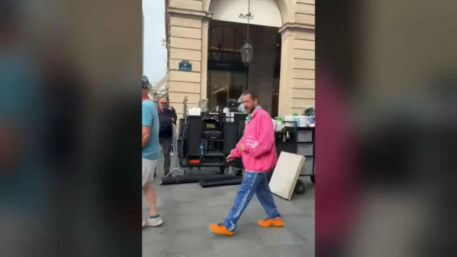 Adam Sandler arriva a Torino, i fan affollano via Roma: "Ciao ragazzi" &copy; Creative Commons
