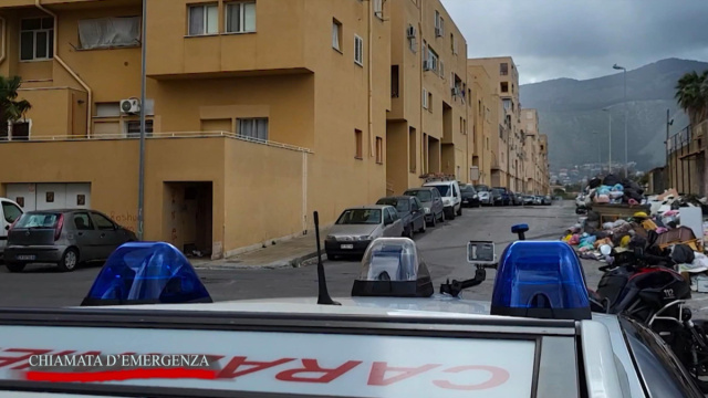 Chiamata d'emergenza 2023 - Controlli dei Carabinieri a Palermo ... &copy; Creative Commons
