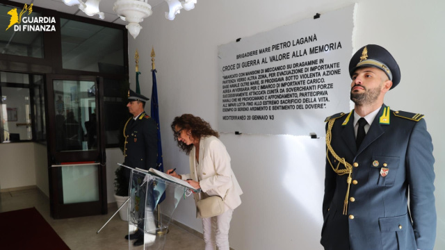 Ferro visita il Comando Regionale della Guardia di Finanza a ... &copy; Creative Commons