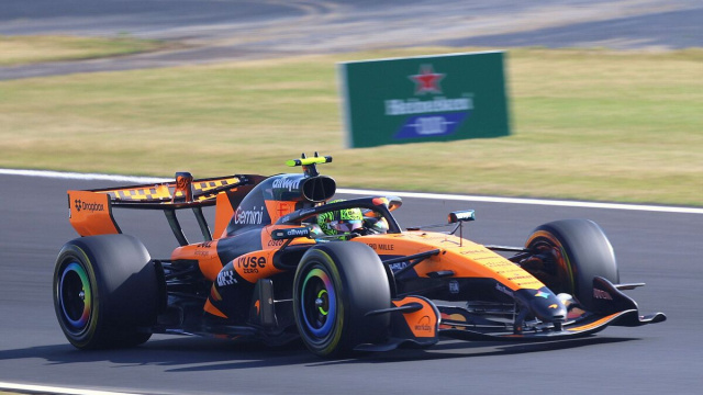 Mclaren_MCL40_-_Lando_Norris_approaches_Spoon_Curve_at_Suzuka_during_the_2026_Japanese_GP_(55195326398).jpg