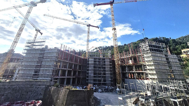 Cade nel cantiere del nuovo ospedale della Spezia, operaio in ... &copy; Creative Commons