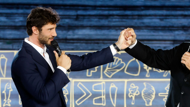 Stefano De Martino e Gerry Scotti insieme sul palco: l'abbraccio ... &copy; Creative Commons