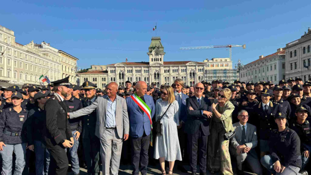 Trieste saluta i futuri agenti: l'ammaina bandiera prima del ... &copy; Creative Commons