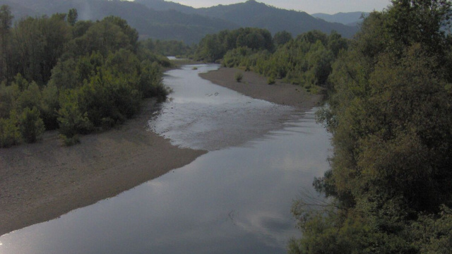 Un tratto del fiume Vara - Wikimedia.