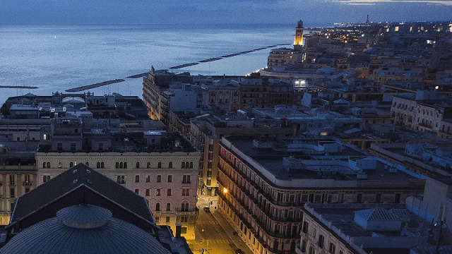 File:Teatro Petruzzelli di Bari.jpg - Wikipedia &copy; Creative Commons