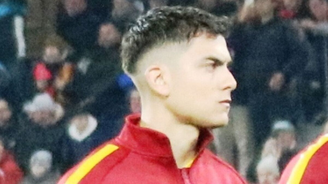 In foto Paulo Dybala con la maglia della Roma.