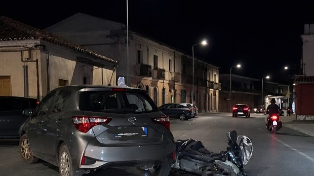 Incidente stradale a Locri, scontro tra auto e motociclo: centauro ... &copy; Creative Commons
