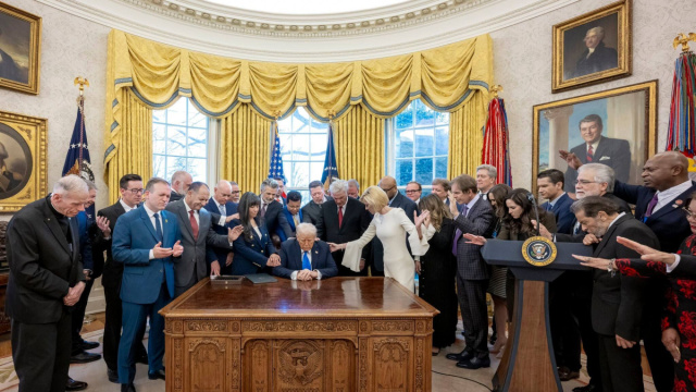Usa, Donald Trump tra i predicatori nello studio ovale: 'Porter&ograve; ... &copy; Creative Commons