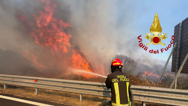 YouTG.NET - Grosso incendio a Olbia, elicotteri e canadair in volo ... &copy; Creative Commons