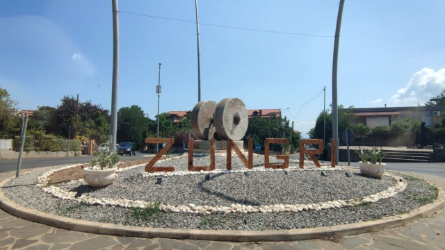 La rotatoria di Zungri -&copy; Francesco Trabassi