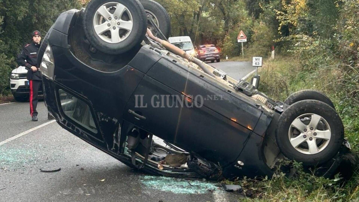 Photo: it.blastingnews.com Incidente stradale: auto si ribalta sulla carreggiata. Ferite due ... © Creative Commons