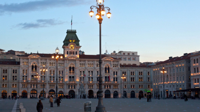 Piazza dell'Unit&agrave;, della Repubblica, della Borsa  Hilton Trieste &copy; Creative Commons