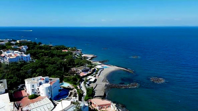 Cabinato si schianta sugli scogli a Ischia: salvati i 4 passeggeri &copy; Creative Commons