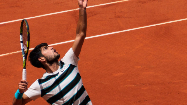 Carlos_Alcaraz_-_Roland_Garros_2025_-_serving_(cropped).jpg