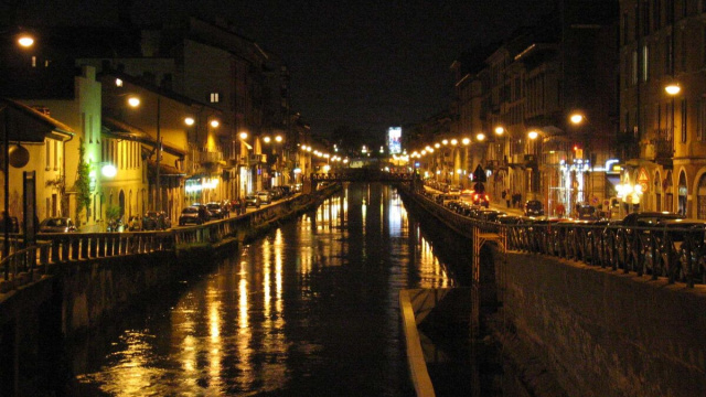 Il Naviglio Grande a Milano, di notte.