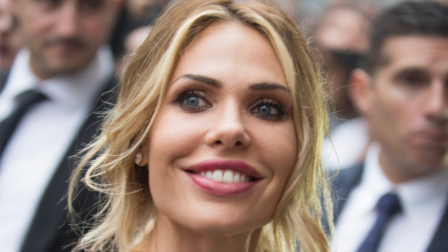 Ilary Blasi all'arrivo di fronte a Palazzo Trussardi per i festeggiamenti con Michelle Hunziker, Tomaso Trussardi