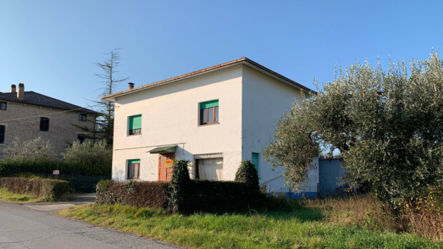 Casa indipendente in vendita con giardino a Montegiorgio in strada ... &copy; Creative Commons