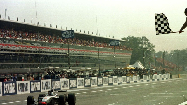 Il rettifilo principale e la pit lane di Monza, mentre David Coulthard taglia vittorioso il traguardo del Gran Premio d'Italia 1997.