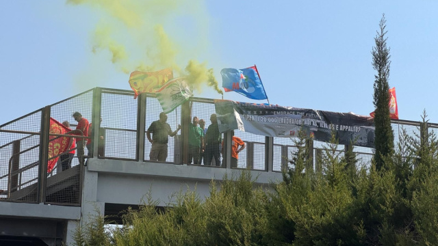 Taranto, flash mob dei sindacati sul ponte dell'ex Ilva: &laquo;Embrace ... &copy; Creative Commons