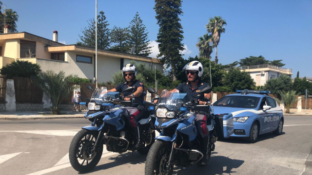 LA POLIZIA DI STATO LI SORPRENDE A RUBARE ZAINI AI BAGNANTI DI ... &copy; Creative Commons