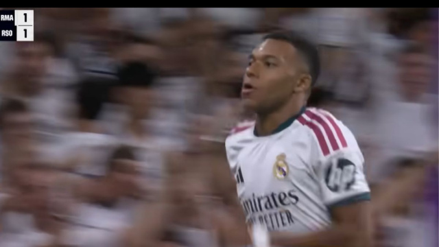 l'attaccante francese Kylian Mbapp&eacute; con la maglia del Real Madrid (Screenshot Dazn).png