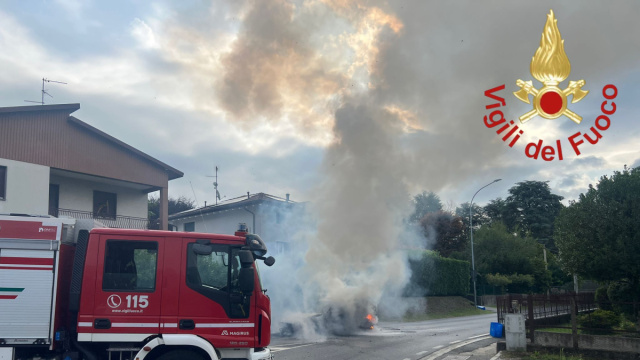 Lurate Caccivio macchina prende fuoco in transito, nessun ferito ... &copy; Creative Commons