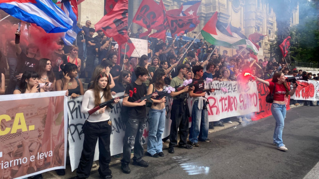 Protesta studenti davanti al ministero contro riarmo, prove ... &copy; Creative Commons