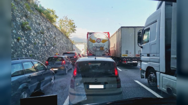 Savona: camion in fiamme al bivio A10-A6, tratto chiuso per ... &copy; Creative Commons