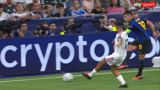 Un azione di gioco di Lautaro Martinez contro il Real.
