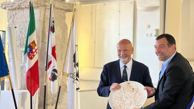 Vincenzo Onorato insignito della cittadinanza onoraria a Bonifacio ... &copy; Creative Commons