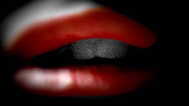 Tradita da WhatsApp: madre invia alla chat sbagliata il suo video hot