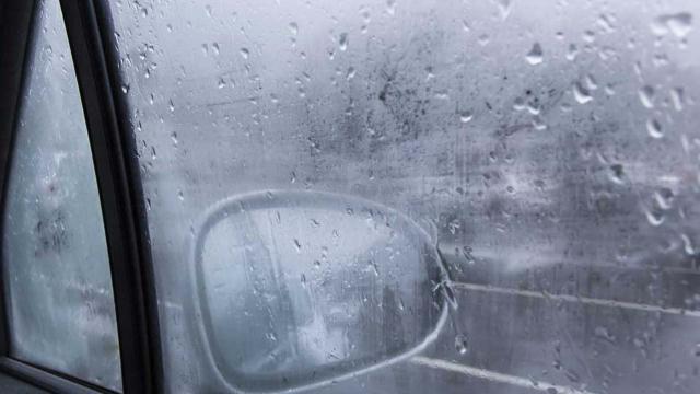 Vetri dell'auto appannati? Ecco due soluzioni strepitose