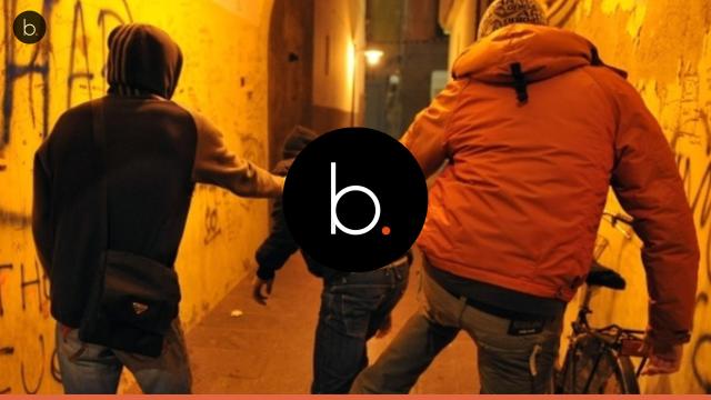 video: Viene costretto a masturbarsi mentre i bulli lo riprendono