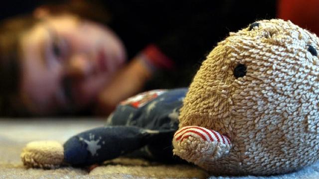 29enne abusa sessualmente di una bambina di 11 anni - VIDEO