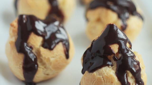 Profiteroles con copertura di cioccolato