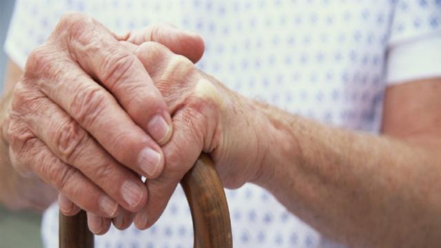 Incentivi a non autosufficienti per la badante: assegni e Home Care Premium 